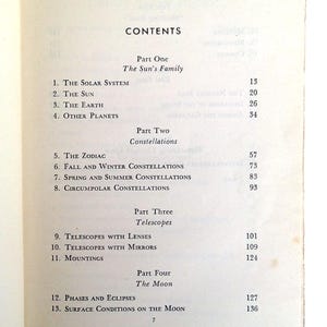 Puede incluir: P&aacute;gina de un libro abierto que muestra la tabla de contenidos. Los t&iacute;tulos incluyen "La Familia del Sol", "Constelaciones", "Telescopios" y "La Luna". Los n&uacute;meros de p&aacute;gina son visibles junto a cada t&iacute;tulo de cap&iacute;tulo.