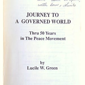 Puede incluir: P&aacute;gina de libro abierto con el t&iacute;tulo "JOURNEY TO A GOVERNED WORLD" y el subt&iacute;tulo "Thru 50 Years in The Peace Movement" por Lucile W. Green. Dedicatoria manuscrita en la parte superior.