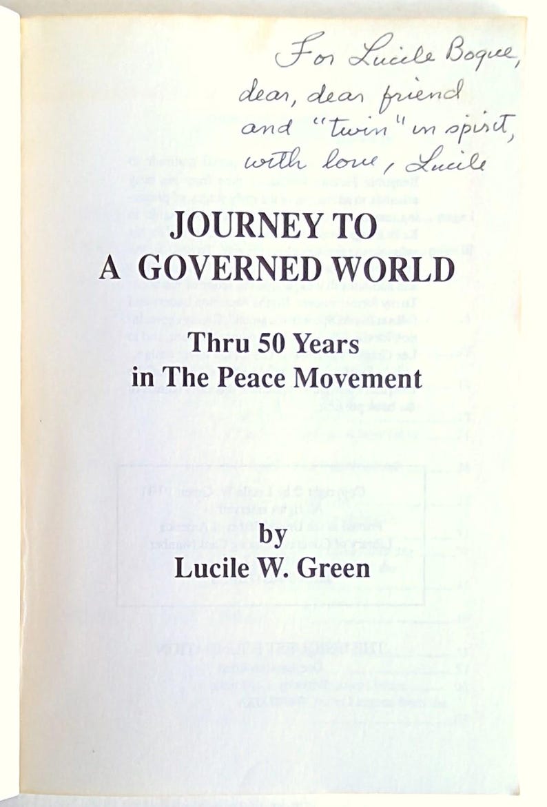 Puede incluir: P&aacute;gina de libro abierto con el t&iacute;tulo "JOURNEY TO A GOVERNED WORLD" y el subt&iacute;tulo "Thru 50 Years in The Peace Movement" por Lucile W. Green. Dedicatoria manuscrita en la parte superior.