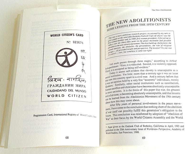 Puede incluir: Libro abierto que muestra una Tarjeta de Ciudadano del Mundo en la p&aacute;gina izquierda, con texto en varios idiomas y un gr&aacute;fico circular. La p&aacute;gina derecha presenta el texto "The New Abolitionists" y analiza lecciones del siglo XIX.