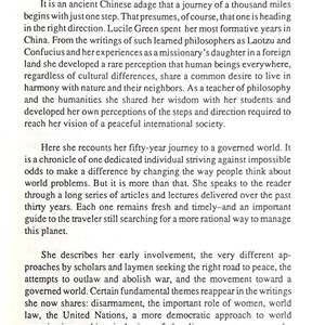 Puede incluir: P&aacute;gina de un libro titulada "FOREWORD" con texto negro sobre fondo blanco. El texto describe un viaje, las experiencias del autor y su visi&oacute;n de una sociedad internacional pac&iacute;fica. El texto est&aacute; en una fuente serif.