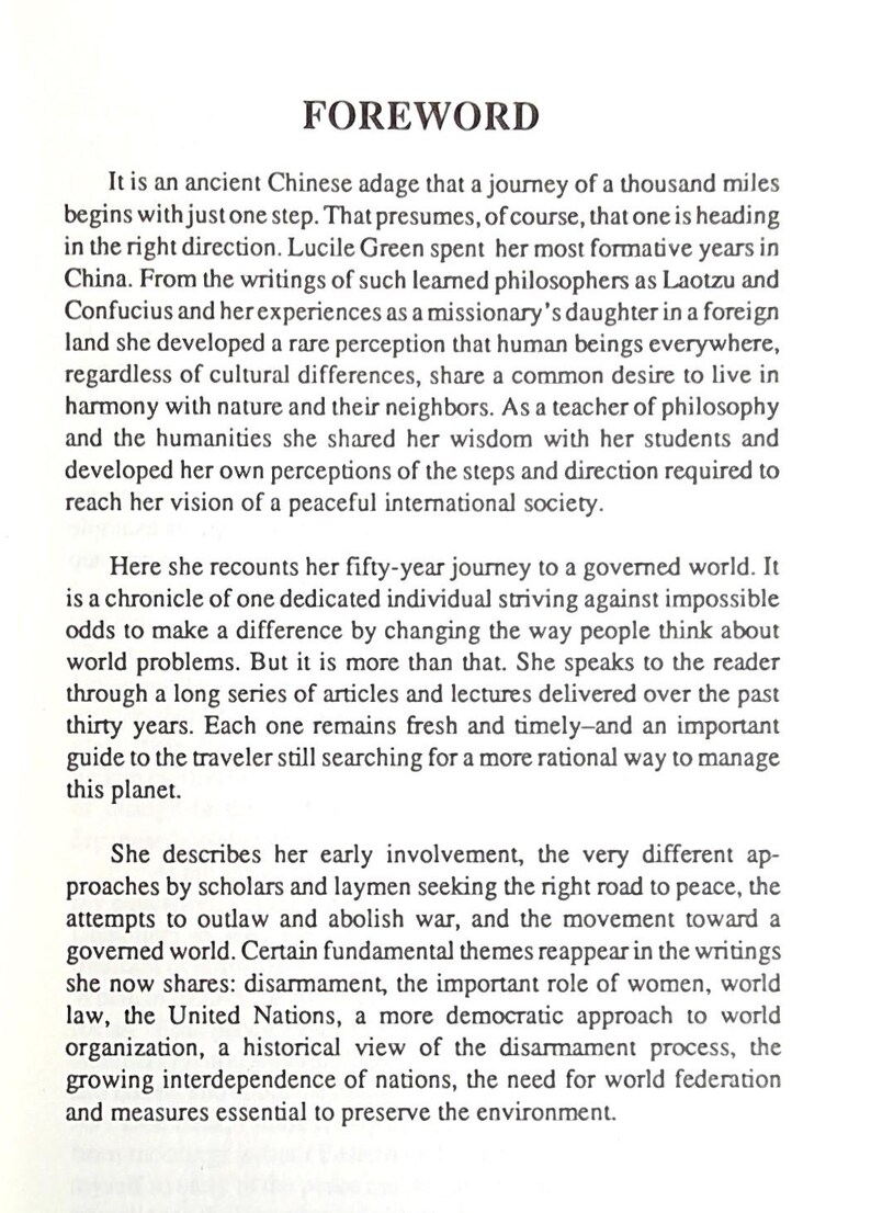 Puede incluir: P&aacute;gina de un libro titulada "FOREWORD" con texto negro sobre fondo blanco. El texto describe un viaje, las experiencias del autor y su visi&oacute;n de una sociedad internacional pac&iacute;fica. El texto est&aacute; en una fuente serif.