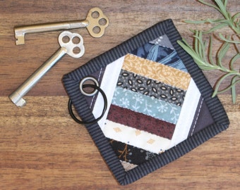 Brelok z patchworkiem: ręcznie pikowany brelok z tkaniny William Morris