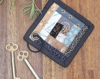 Brelok z tkaniny patchworkowej, wzór William Morris, ręcznie pikowany brelok