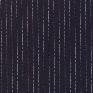 Könnte beinhalten: Ein dunkelblauer Stoff mit dünnen weißen Nadelstreifen. Der Stoff hat eine subtile Textur.