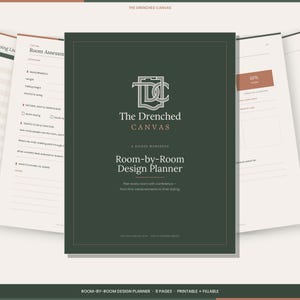 以下が含まれることがあります： The Drenched CanvasによるダークグリーンのRoom-by-Room Design Plannerワークブック。表紙には白い文字、ロゴ、サブタイトルのA Guided Workbookが記載されています。プランナーには、部屋の評価、測定、デザイン計画の手順を記入するためのページが含まれています。