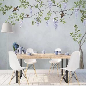 Mural de parede com flores de glicínia e pássaros, pinceladas delicadas, natureza da primavera.