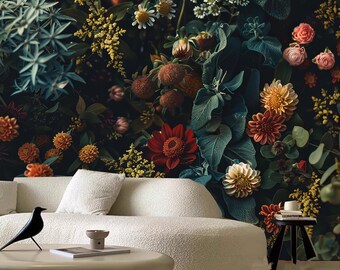 Può includere: Un divano bianco con una texture soffice si trova davanti a un muro rivestito di carta da parati floreale. La carta da parati presenta una varietà di fiori in tonalità di rosso, arancione, giallo e bianco, con foglie verdi.