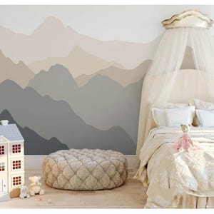 Mural de papel pintado de montaña pintado a mano: decoración infantil en tonos crema, rosa y azul