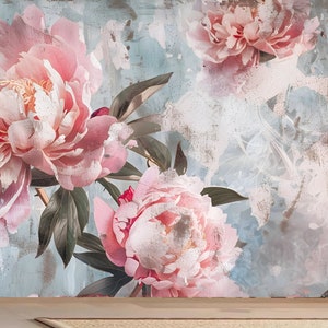 Op de afbeelding: Een vintage-stijl bloemenbehang met een verweerde, textuurrijke achtergrond. Het behang heeft grote roze pioenen met groene bladeren.