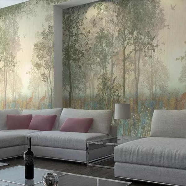 Mural de bosque pintado a mano: árboles, hierba y pavos reales