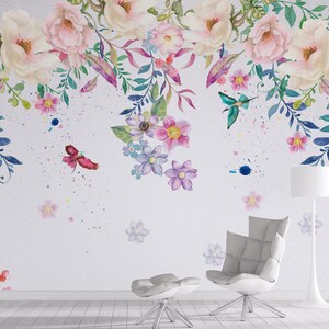 Mural de papel pintado con flores colgantes de acuarela: Arte mural floral con mariposas