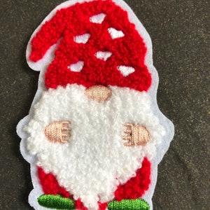 Könnte beinhalten: Roter und weißer Filz-Gnome-Applikationen mit weißem Bart und grünen Schuhen.
