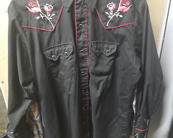 Handgenähtes Westernhemd mit schwarzen Druckknöpfen von DC Brand Made in USA