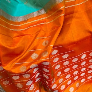 Gadwal de seda azul y naranja tejido a mano, la mejor tienda de saris, saris de seda indios, saris en línea