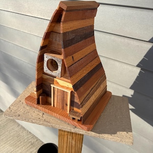 Casita rústica para pájaros hecha a mano