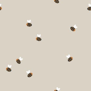 Könnte beinhalten: Ein sich wiederholendes Muster mit kleinen, stilisierten Bienen mit braun-schwarz gestreiften Körpern und weißen Flügeln, die über einen einfarbigen, hellbeigen Hintergrund verteilt sind. Die Bienen sind in verschiedene Richtungen ausgerichtet.