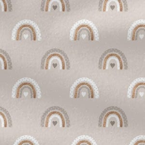 Op de afbeelding: Een herhalend patroon van regenbogen met een hart in het midden. De regenbogen hebben een witte buitenlaag met kleine stippen, een gouden glitterlaag en een grijze binnenlaag. De achtergrond is lichtbeige.