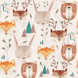 Può includere: Uno schema senza cuciture che presenta vari animali della foresta, tra cui cervi, volpi, conigli e orsi. Gli animali sono illustrati in uno stile fantasioso con colori tenui e trame. Lo sfondo è rosa chiaro con un sottile fogliame verde.