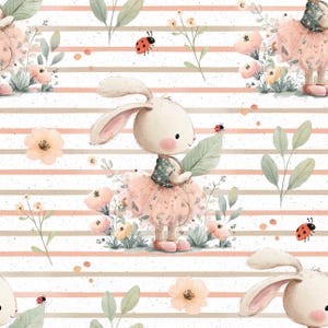 Może przedstawiać: Powtarzający się wzór z uroczymi króliczkami z kreskówek w różowych tutu, trzymającymi liście i otoczonymi kwiatami i biedronkami. Tło ma poziome paski w kolorze białym, beżowym i brzoskwiniowym.