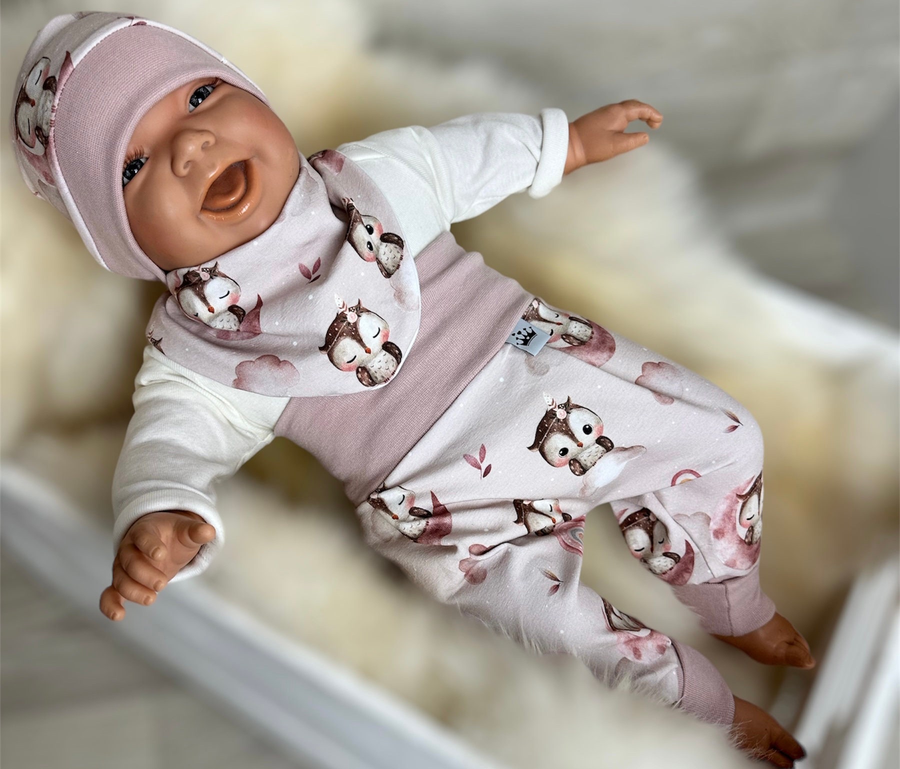 Completo bimbo con pantaloni, cappello e sciarpa triangolare