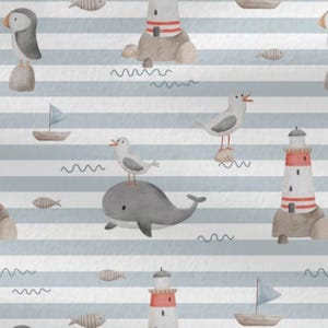 Può includere: Motivo nautico ad acquerello con fari, balene, gabbiani, barche a vela, pesci e pulcinella di mare. Il design include strisce orizzontali blu e bianche e linee ondulate, creando un tema oceanico stravagante.