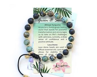 Pode incluir: Uma pulseira de contas com turquesa africana e pedra de lava, com um cordão preto ajustável e detalhes dourados. Um cartão com texto sobre as pedras é visível. A pulseira é projetada para aromaterapia e bem-estar.