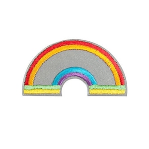 Könnte beinhalten: Ein gestickter Patch mit einem Regenbogen auf grauem Hintergrund. Der Regenbogen hat rote, orange, gelbe, grüne, blaue und violette Streifen.