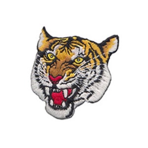Könnte beinhalten: Ein gestickter Tigerkopf-Patch. Der Tiger hat einen grimmigen Ausdruck mit scharfen Zähnen und einem leuchtend gelben, orangefarbenen und schwarzen Streifenmuster.