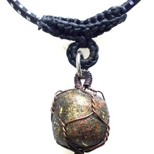 Rzadka stara mieszana magiczna ziołowa glinka złota Look-Om / święty wisiorek na szczęście / talizman na szczęście / błogosławione tajskie buddyjskie amulety / ładny prezent