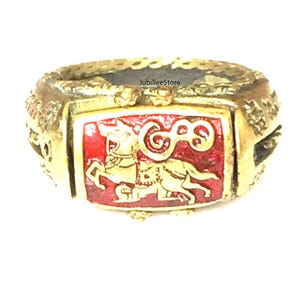 Op de afbeelding: Een goudkleurige ring met een rechthoekig rood emaille middenstuk met een goudkleurige illustratie van een paardachtig wezen. De ring heeft een getextureerde band en de tekst "JubileeStore".