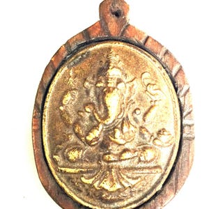 Bardzo rzadki złoty błogosławiony Ganesha Lp Kloi w drewnianym etui, świątynia Pukaothong / potężny talizman boga szczęścia i sukcesu / tajskie święte amulety