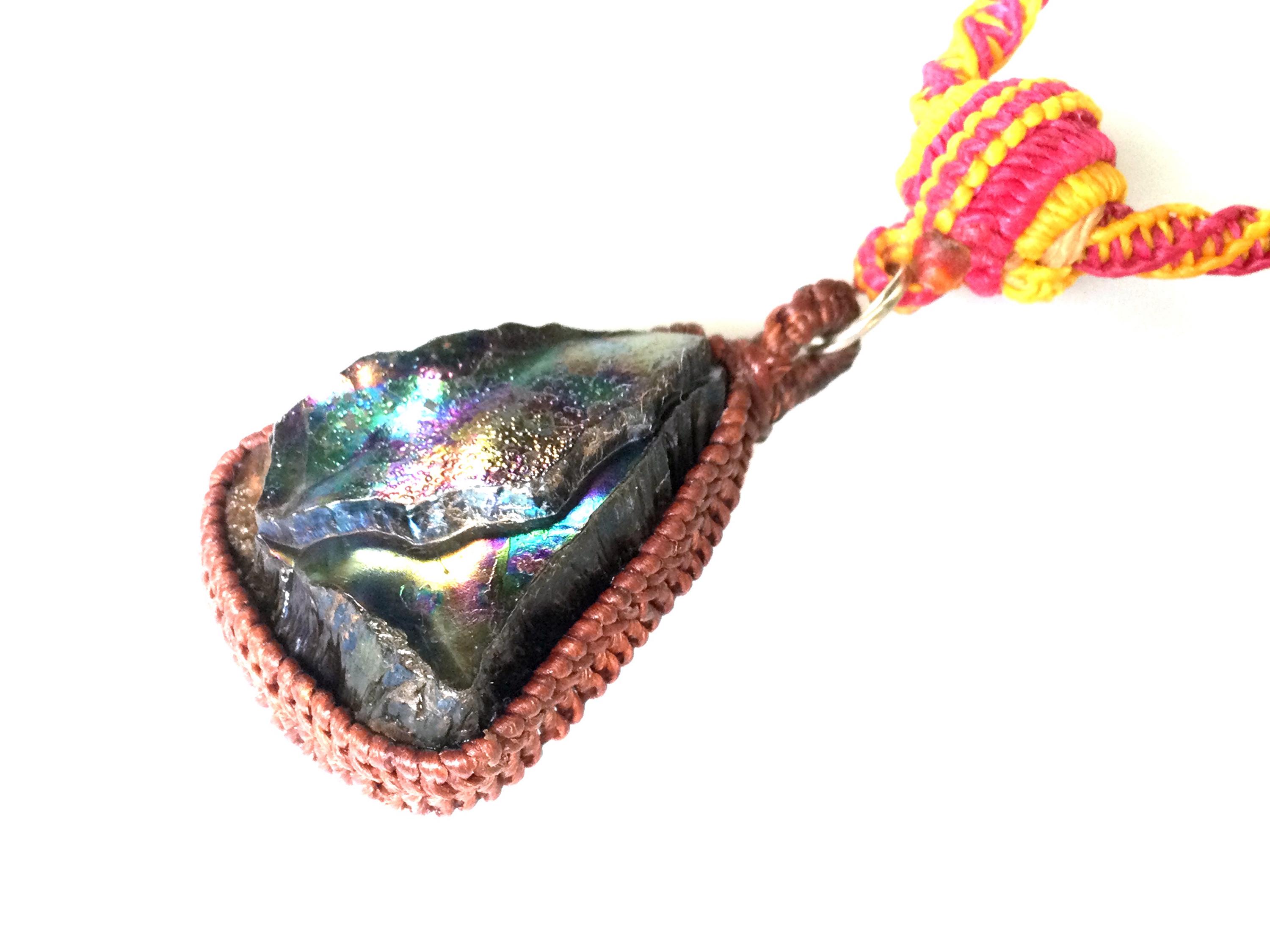 ウムクルム山産の大きな虹色のレクライ石の魔法のペンダント / 強力な