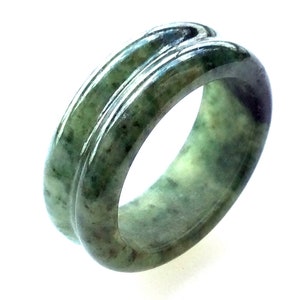 Pierścień magiczny z zielonego jadeitu / potężny naturalny talizman szczęścia i uroku / błogosławiony święty tajski amulet Buddy / ładny prezent dla unisex, rozmiar 9