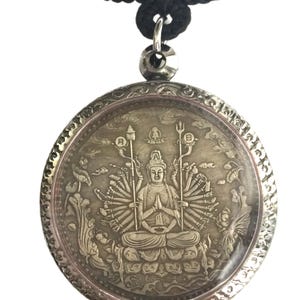 Rzadki Błogosławiony Kuan-Yin Tysiąc Dłoni Magiczny Wisiorek / Potężny Talizman Szczęścia i Bogactwa / Święty Tajski Buddyjski Amulet / Ładny Prezent