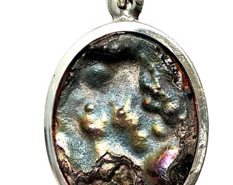 ウムクルム山産の大きな虹色のレクライ石の魔法のペンダント / 強力な