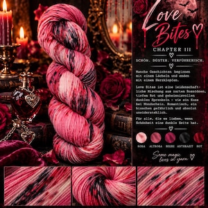 Könnte beinhalten: Ein Strang handgefärbtes Garn mit einer bunten Farbpalette aus Rosa, tiefem Rot und schwarzen Sprenkeln. Das Garn wird neben einem Parfümflakon, Kerzen und Büchern präsentiert, mit Texten wie "Strickoholic Yarns" und "Love Bites Chapter III".
