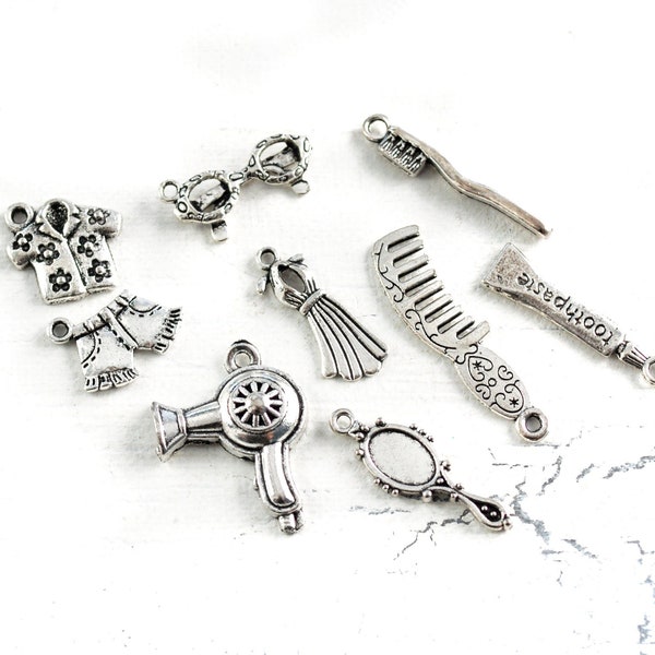 Anhänger-Set 9 Charms, DIY Beauty Metallanhänger silberfarben Schmuckherstellung Föhn Kamm Spiegel Kleidung... Bettelarmband Kette Basteln