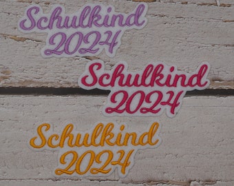 Schriftzug Schulkind 2024 (57 Farben + Schwarz zur Auswahl) Aufnäher Stickaufnäher Applikation