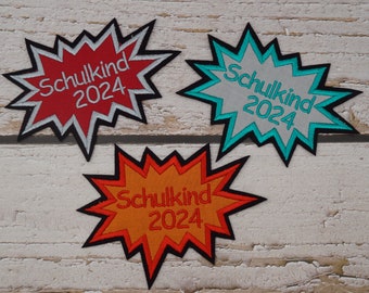 Bubble Button Schulkind 2024 3 Größen 2 Variationen Stoff Garn wählbar auf schwarzem Filz, Applikation Aufnäher Schultüte