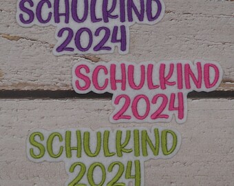 Schriftzug Schulkind 2024 (57 Farben, 8 Neonfarben, Schwarz, Weiß) Aufnäher Stickaufnäher Applikation