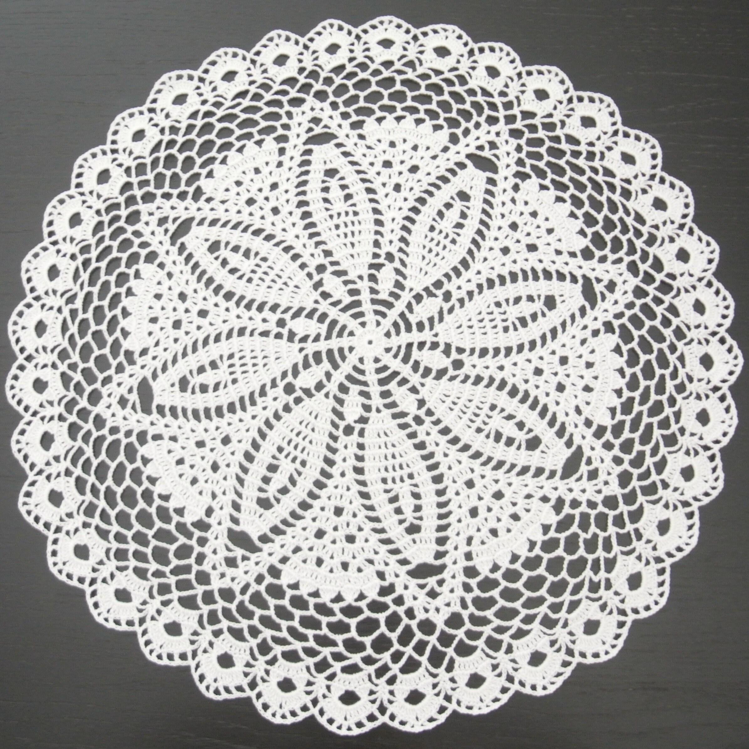 18.1 Inch (46 Cm) Hand Crochet Doily, Häkeldeckchen: White