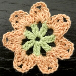 Set von 12 Stück, 4,5 cm, Grün, Pfirsich, handgehäkelte kleine Blumen (Applikation, Verzierung, Einsatz...), ogrc, #548
