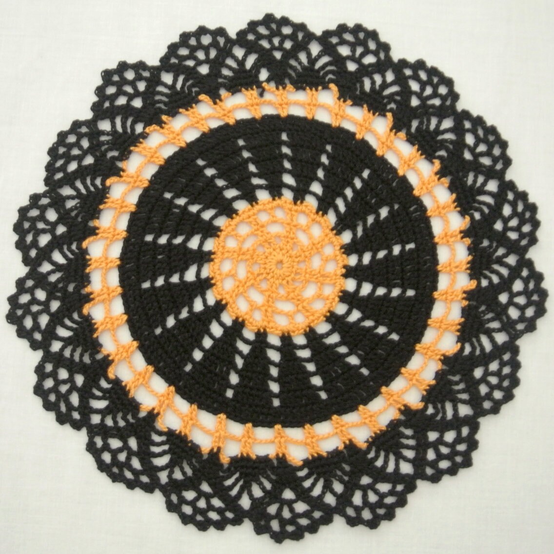 pointed-DOILY / BLACK | Offen
