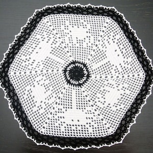 41 cm, 16 inch, Black & White Crochet Spider Halloween, Hexagonal, Hand Crochet Doily, ogrc, 370