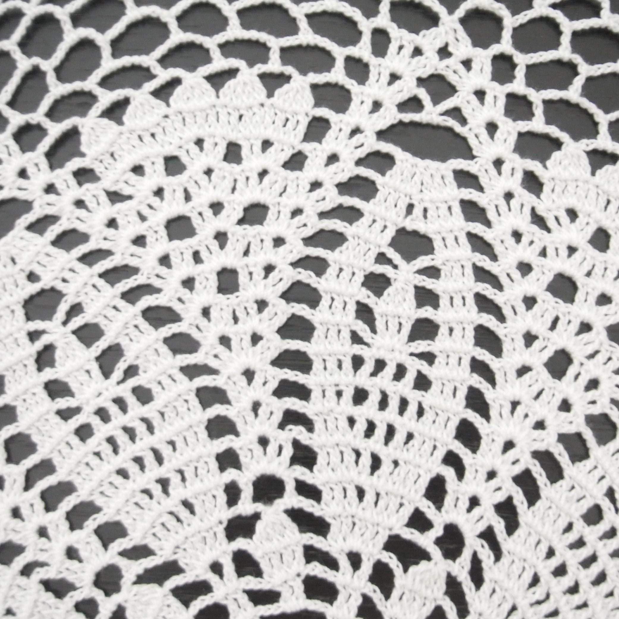 18.1 Inch (46 Cm) Hand Crochet Doily, Häkeldeckchen: White