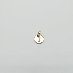 Colgante oro blanco 14k baño oro 6 mm y letra o corazón deseado minimalista