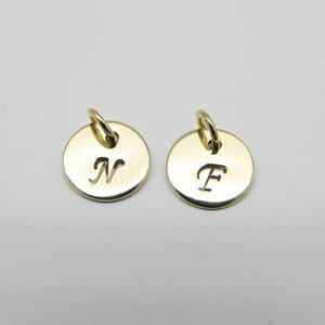 Colgante oro real placa 8k oro 10 mm y letra deseada, personalizable