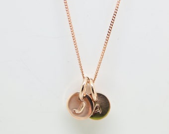 Personalizable, delicate 9k rose gold chain with 6 mm platelet pendant letter