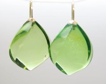 Grandes boucles d’oreilles d’or 14k pendentifs d’oreille vert des Caraïbes ambre avec 585 crochets en or PebblesSchmuckdesign